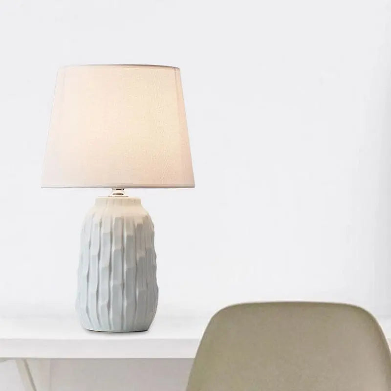 Luxéclat - Lampe de Table Design avec Abat-jour Conique et Base en Céramique - Rynova