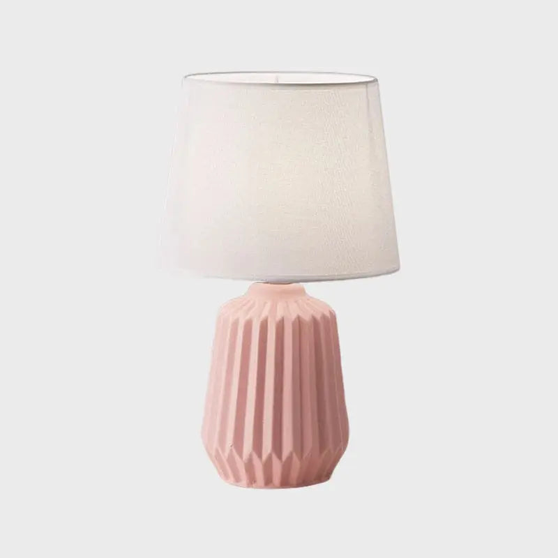 LumièreLuxe - Lampe de Table avec Abat-jour Conique en Tissu - Rynova