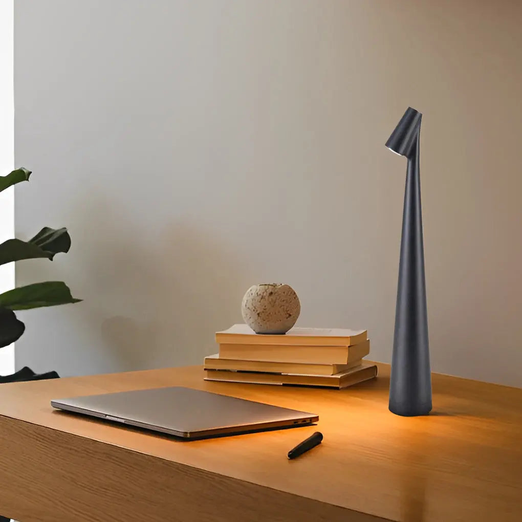 LumiFlex - Lampe de Table Conique Design avec Tête Orientable, Rechargeable USB - Rynova