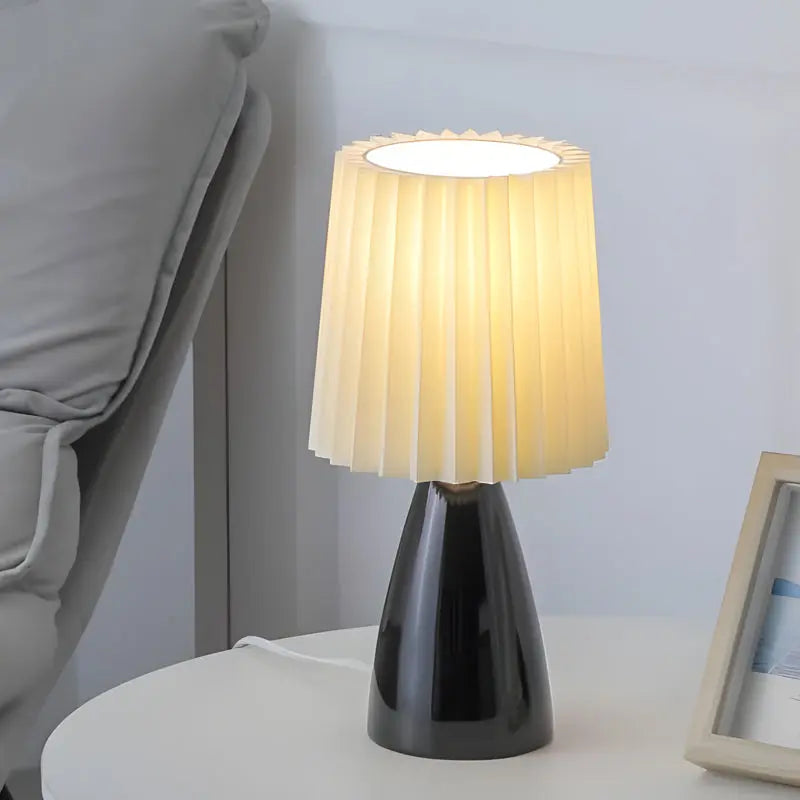 LumiAura - Lampe de table plissée en tissu de 30 cm avec base en verre et USB, Dimmable - Rynova