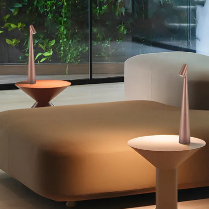 LumiFlex - Lampe de Table Conique Design avec Tête Orientable, Rechargeable USB - Rynova