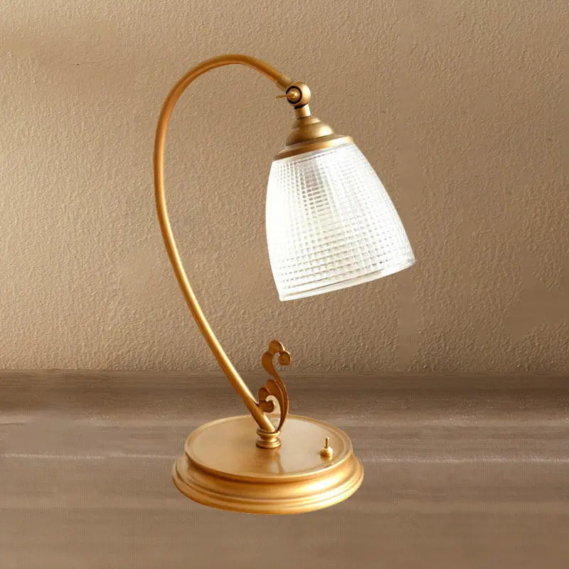 LumièreDorée - Lampe Vintage en Métal Doré avec Éclairage Chaleureux - Rynova