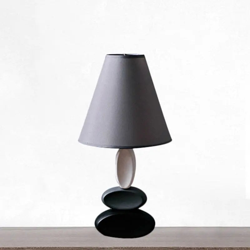 LumièreChic - Lampe de Table Élégante avec Abat-jour Conique en Tissu - Rynova