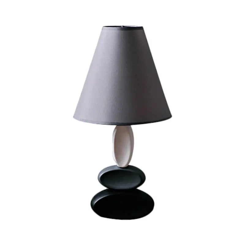 LumièreChic - Lampe de Table Élégante avec Abat-jour Conique en Tissu - Rynova
