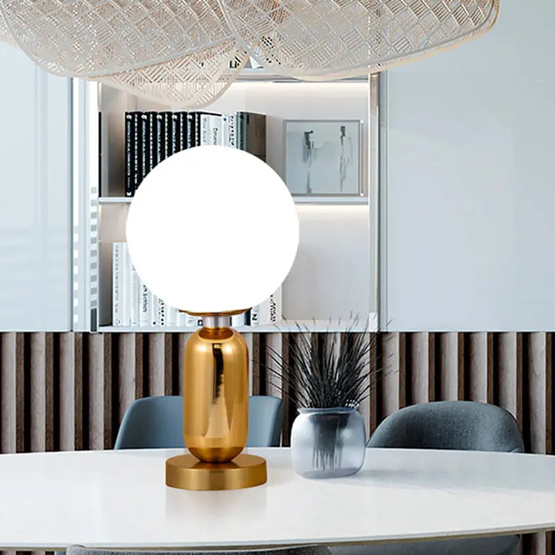 LumiSphère - Lampe Sphérique en Verre avec Socle en Métal Doré - Rynova