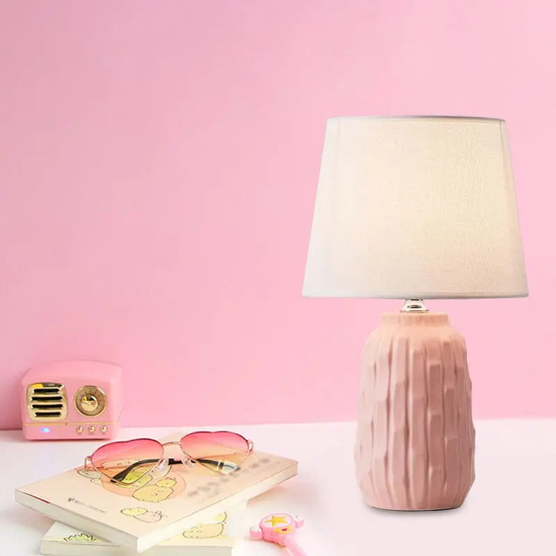 Luxéclat - Lampe de Table Design avec Abat-jour Conique et Base en Céramique - Rynova