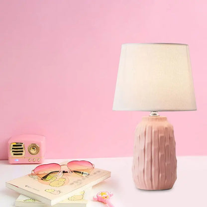 Luxéclat - Lampe de Table Design avec Abat-jour Conique et Base en Céramique - Rynova
