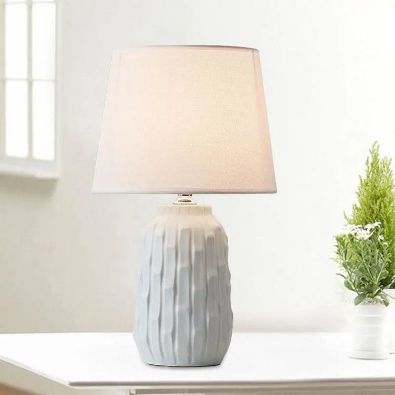 Luxéclat - Lampe de Table Design avec Abat-jour Conique et Base en Céramique - Rynova