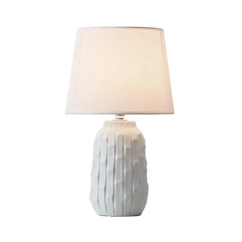 Luxéclat - Lampe de Table Design avec Abat-jour Conique et Base en Céramique - Rynova