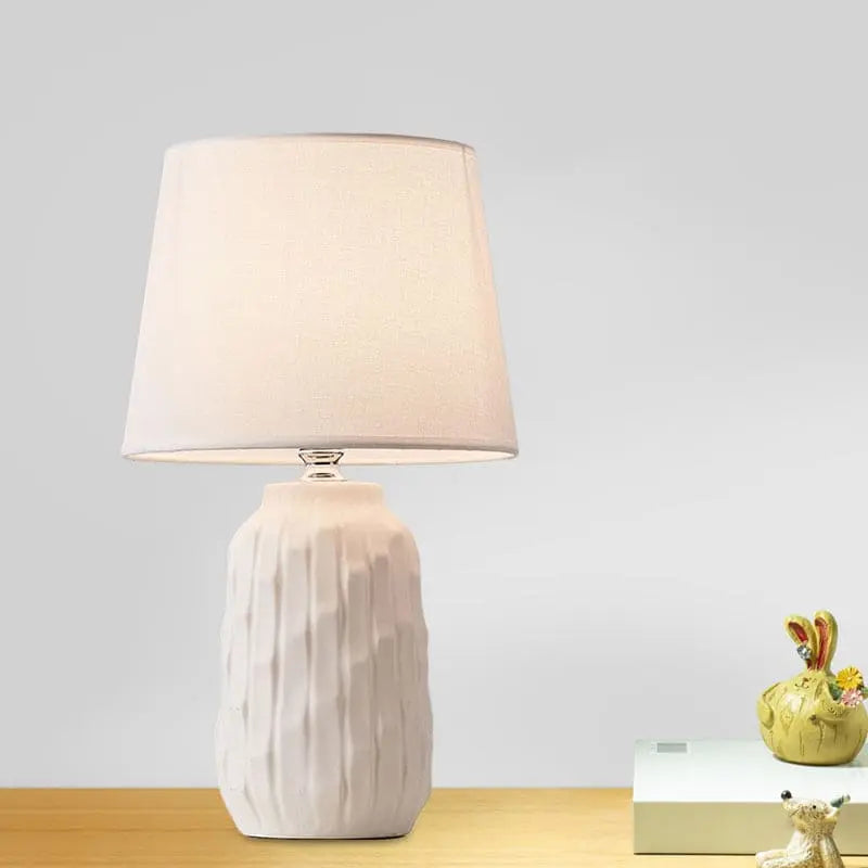 Luxéclat - Lampe de Table Design avec Abat-jour Conique et Base en Céramique - Rynova