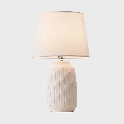 Luxéclat - Lampe de Table Design avec Abat-jour Conique et Base en Céramique - Rynova