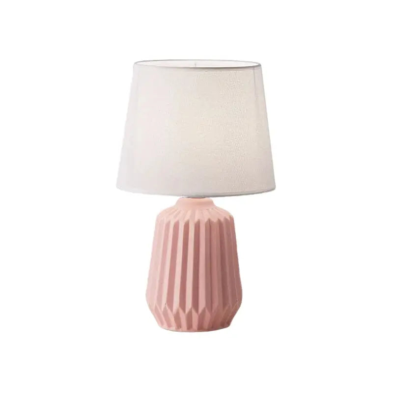 LumièreLuxe - Lampe de Table avec Abat-jour Conique en Tissu - Rynova