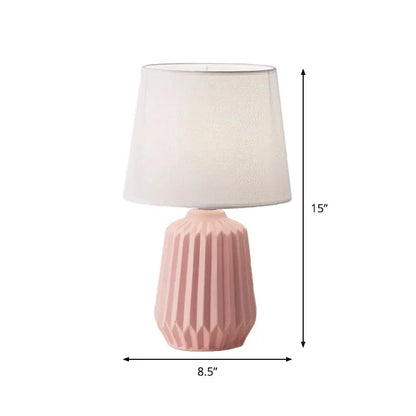 LumièreLuxe - Lampe de Table avec Abat-jour Conique en Tissu - Rynova