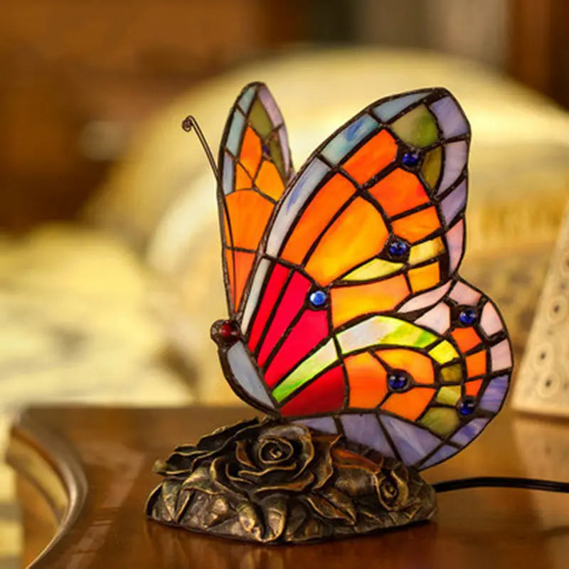 LumièreRêverie - Lampe de Table Élégante avec Abat-jour Papillon et Base en Roses - Rynova