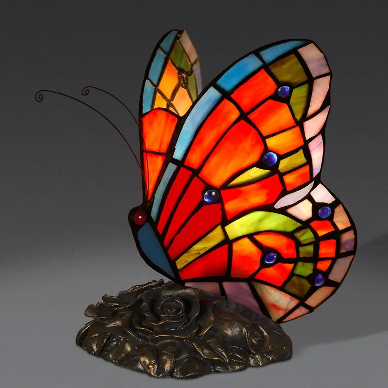 LumièreRêverie - Lampe de Table Élégante avec Abat-jour Papillon et Base en Roses - Rynova