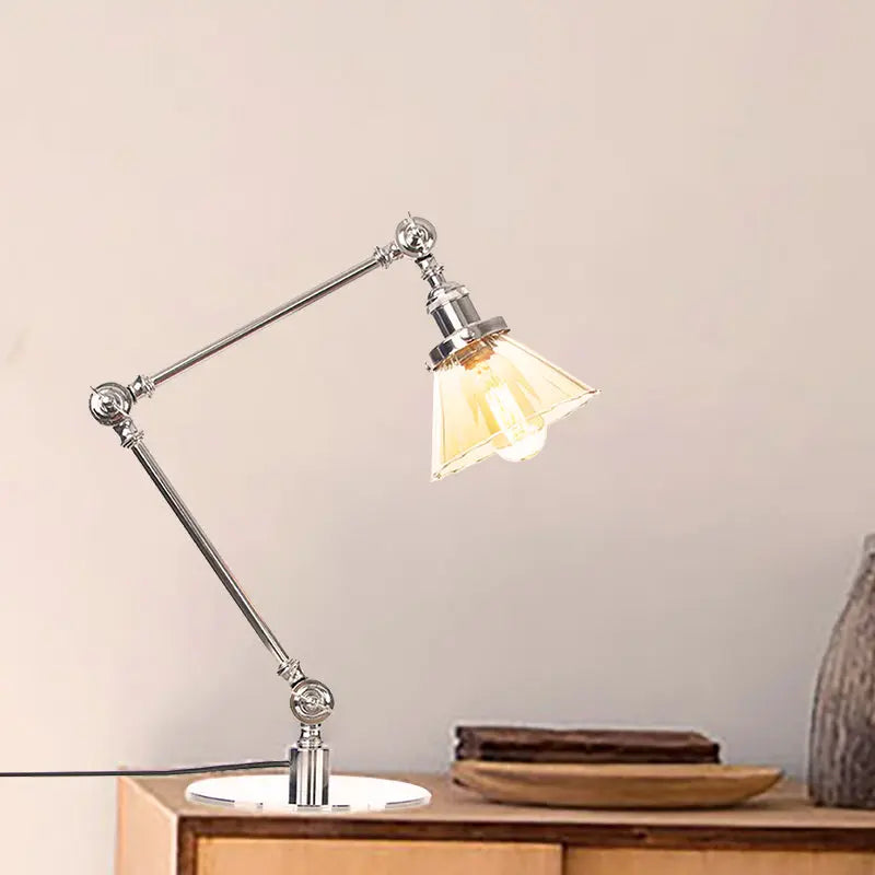 LumiGlow - Élégante lampe de table en verre clair en forme de cône - Rynova