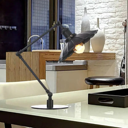LumiVintage – Lampe Réglable Rétro avec Abat-jour Métallique Sculpté - Rynova