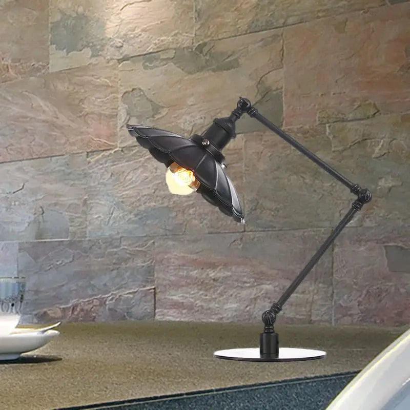 LumiVintage – Lampe Réglable Rétro avec Abat-jour Métallique Sculpté - Rynova