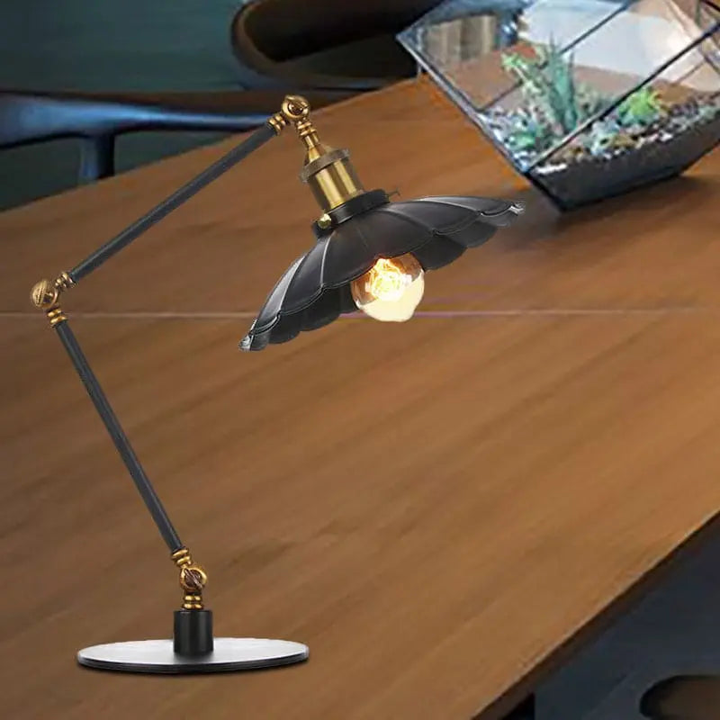 LumiVintage – Lampe Réglable Rétro avec Abat-jour Métallique Sculpté - Rynova