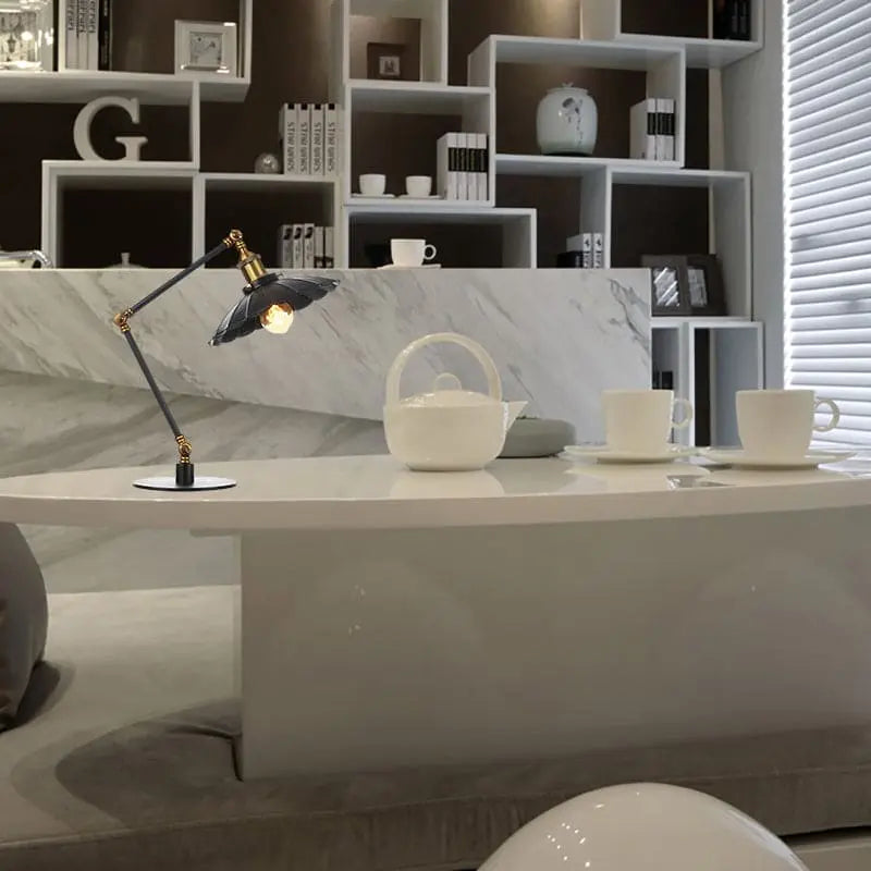 LumiVintage – Lampe Réglable Rétro avec Abat-jour Métallique Sculpté - Rynova