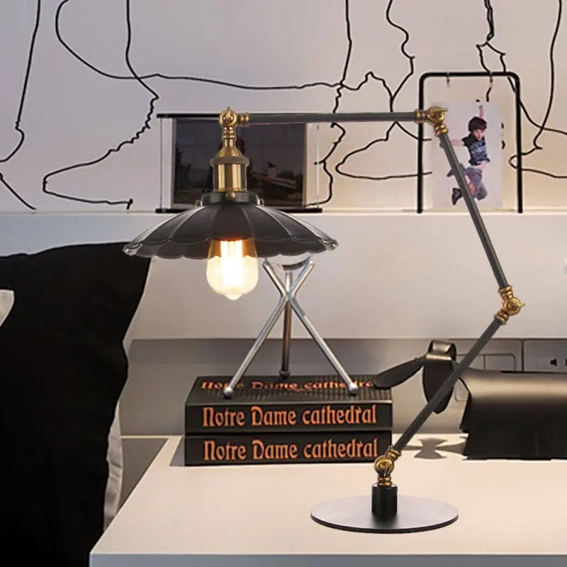 LumiVintage – Lampe Réglable Rétro avec Abat-jour Métallique Sculpté - Rynova