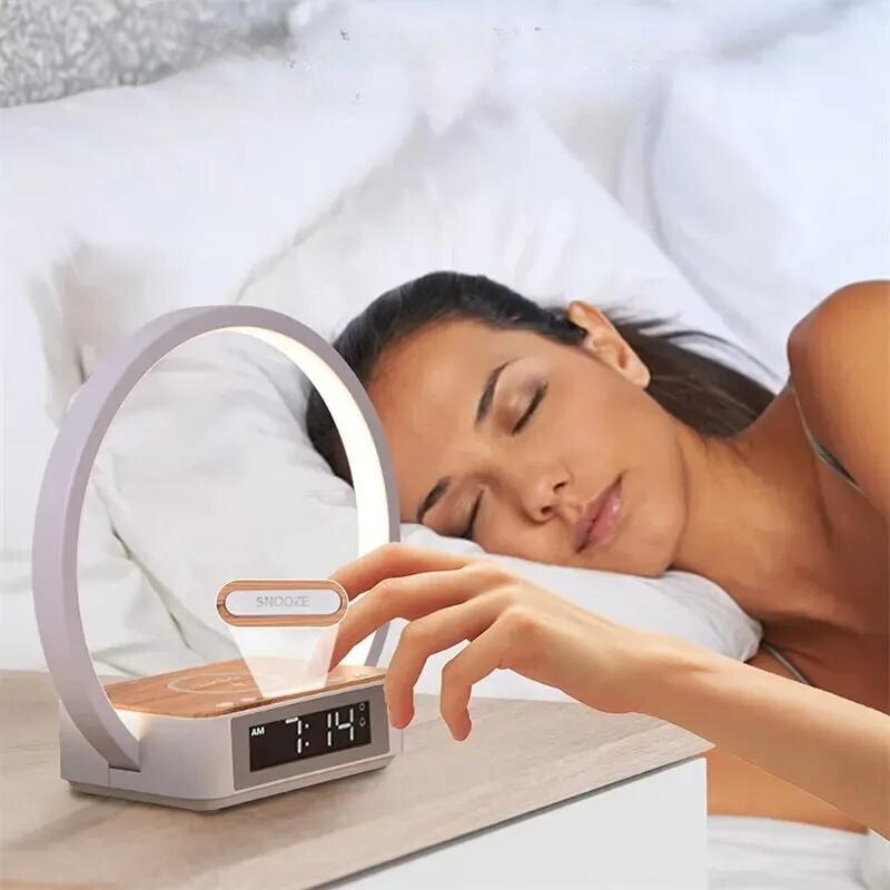 LumiLite - Lampe de Nuit 3-en-1 avec Réveil et Chargeur Sans Fil - Rynova