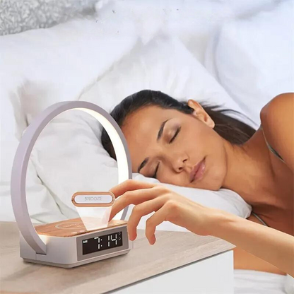 LumiLite - Lampe de Nuit 3-en-1 avec Réveil et Chargeur Sans Fil - Rynova