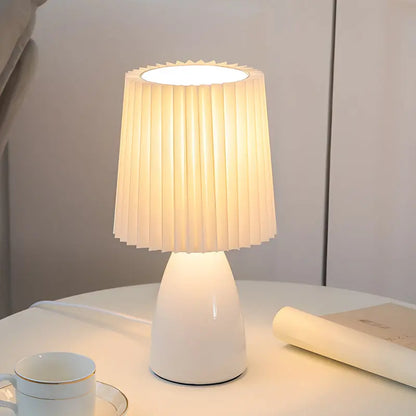 LumiAura - Lampe de table plissée en tissu de 30 cm avec base en verre et USB, Dimmable - Rynova