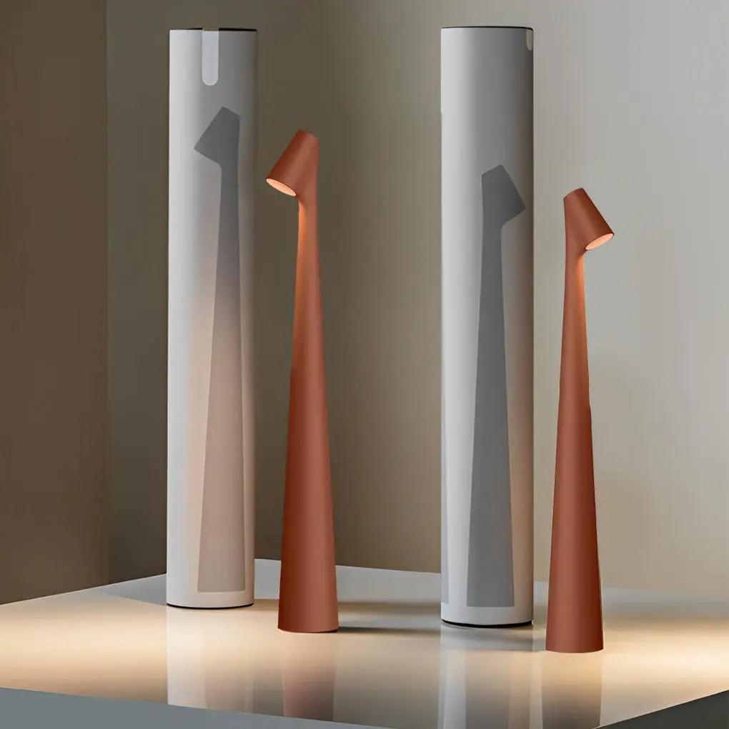 LumiFlex - Lampe de Table Conique Design avec Tête Orientable, Rechargeable USB - Rynova