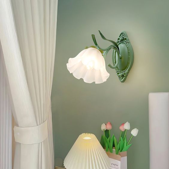 FleurLumière – Applique Murale Élégante Fleur de Muguet - Rynova