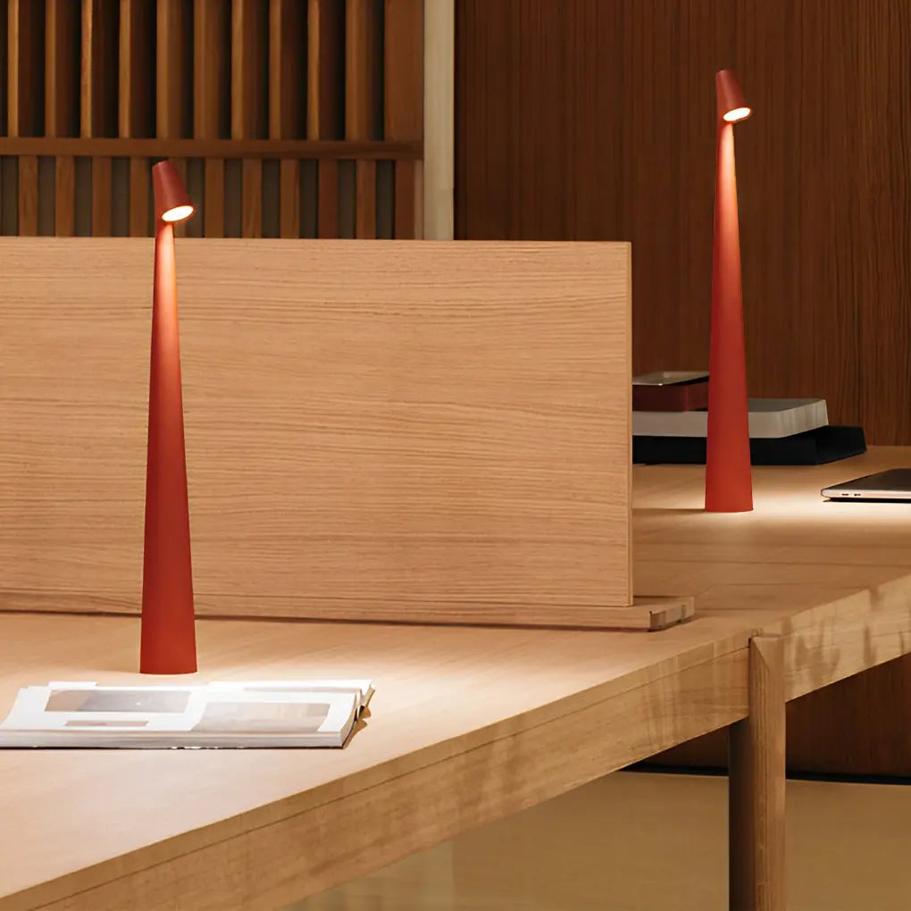 LumiFlex - Lampe de Table Conique Design avec Tête Orientable, Rechargeable USB - Rynova