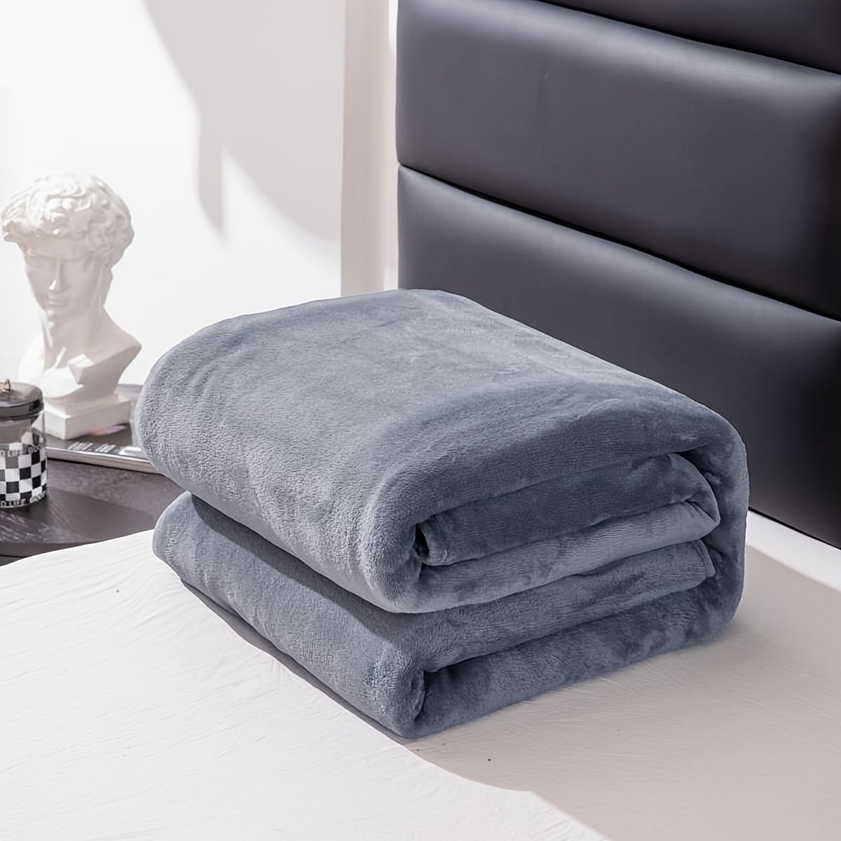 LéaChic - Couverture douce et chaleureuse en flanelle grise pour toutes saisons - Rynova