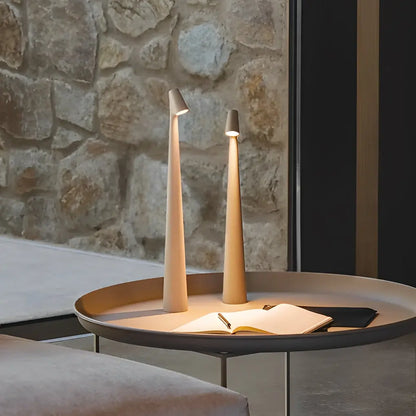 LumiFlex - Lampe de Table Conique Design avec Tête Orientable, Rechargeable USB - Rynova