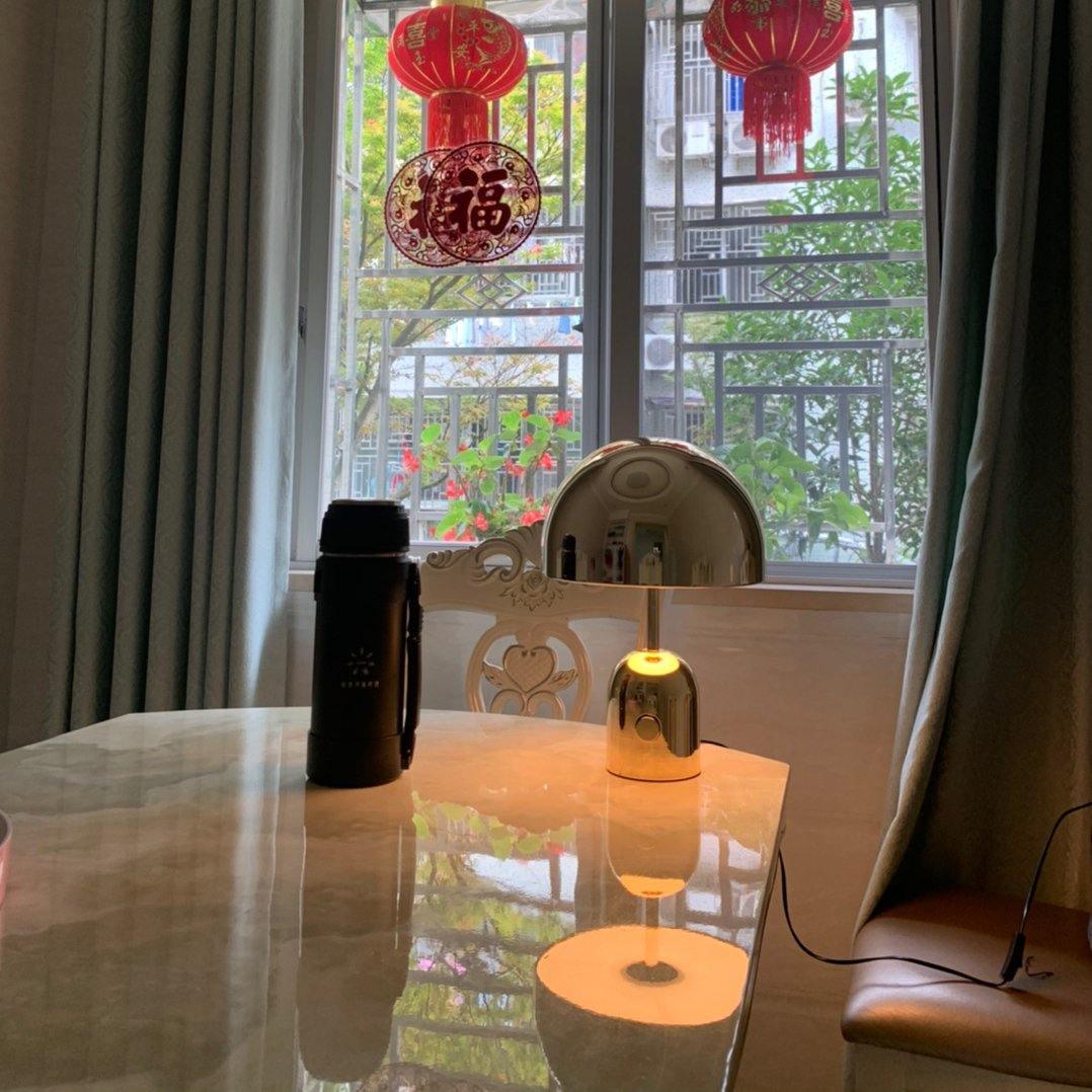LumièreCloche - Lampe de table élégante et intemporelle pour un intérieur raffiné - Rynova