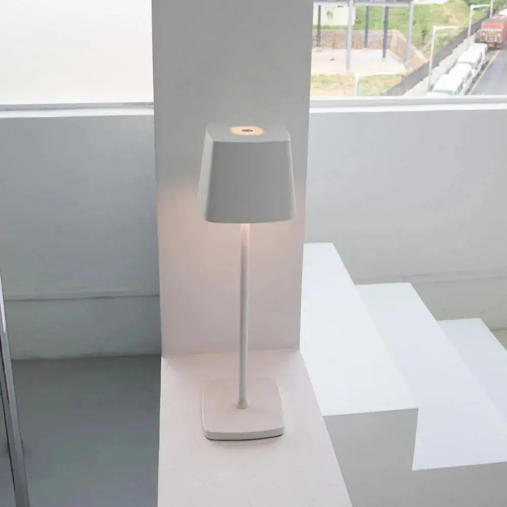 ÉclairezAvecStyle - Lampe de Sol Moderne Sans Fil avec Éclairage LED - Rynova