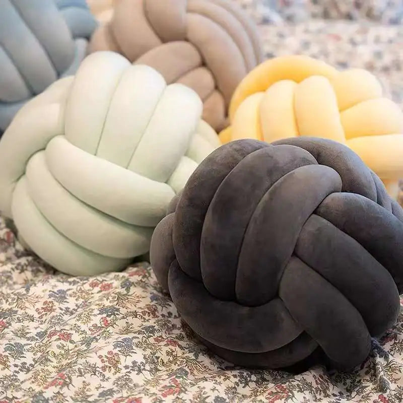 Coussin de lancer en balles nouées décoratives PlushKnot - Rynova