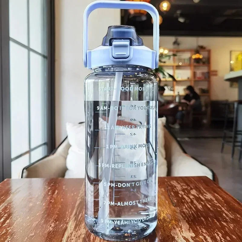 HydroMax – Bouteille d’Eau Portable 2L avec Paille, Indicateur de Temps et Grande Capacité - Rynova
