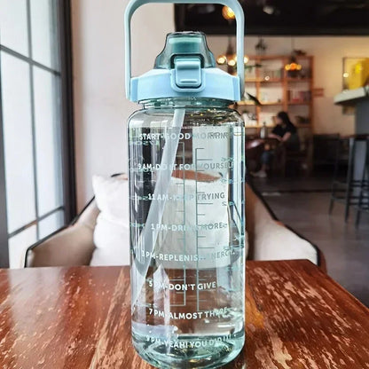 HydroMax – Bouteille d’Eau Portable 2L avec Paille, Indicateur de Temps et Grande Capacité - Rynova