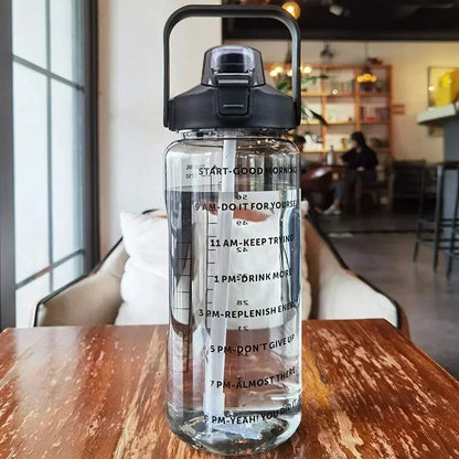 HydroMax – Bouteille d’Eau Portable 2L avec Paille, Indicateur de Temps et Grande Capacité - Rynova