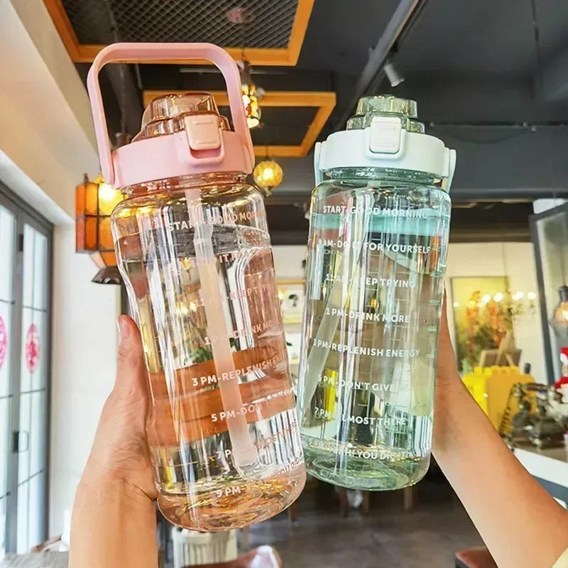 HydroMax – Bouteille d’Eau Portable 2L avec Paille, Indicateur de Temps et Grande Capacité - Rynova