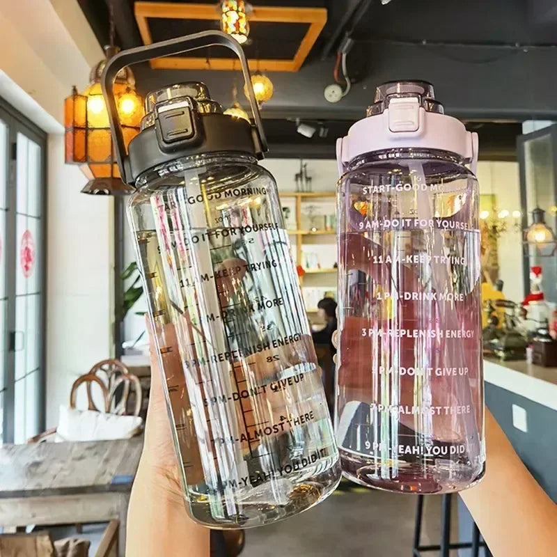 HydroMax – Bouteille d’Eau Portable 2L avec Paille, Indicateur de Temps et Grande Capacité - Rynova