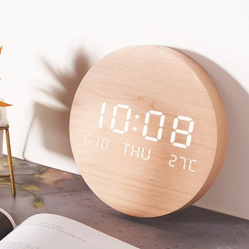 BoisTempo – Horloge de Bureau en Bois avec Alarme et Affichage LED - Rynova