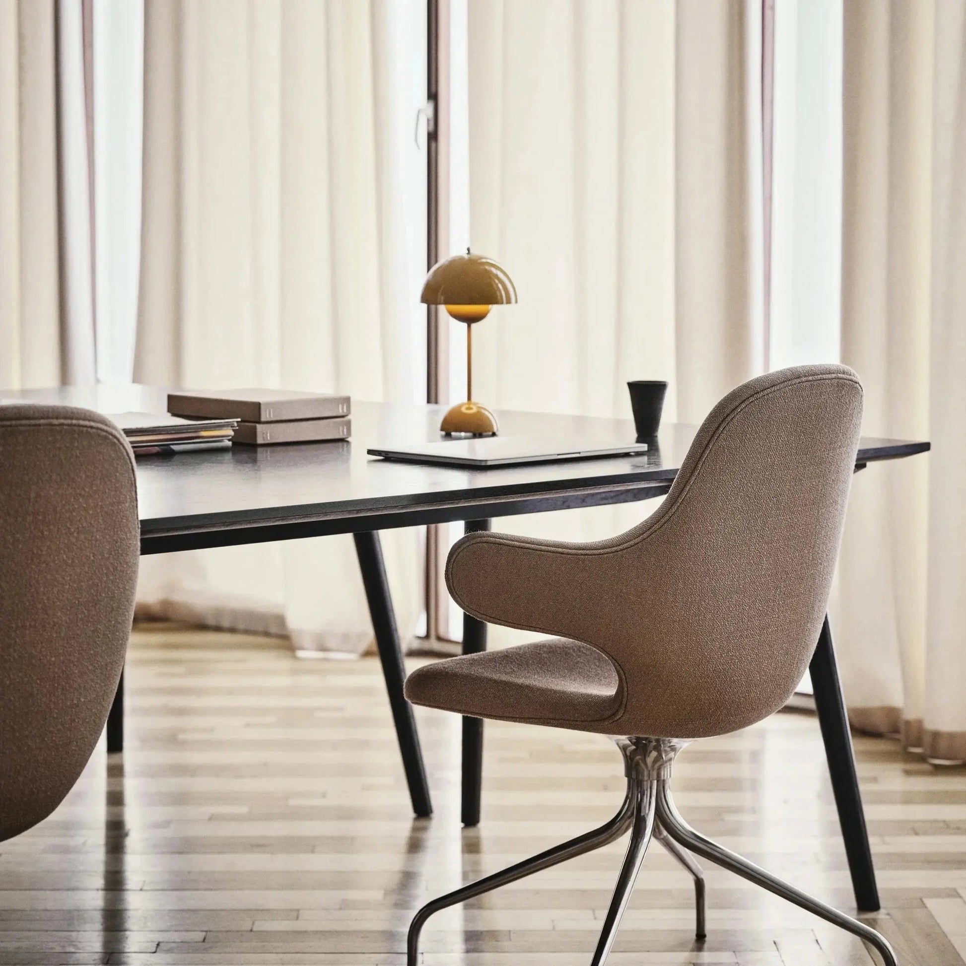 LunarGlow - Lampe de table LED pour une ambiance élégante - Rynova
