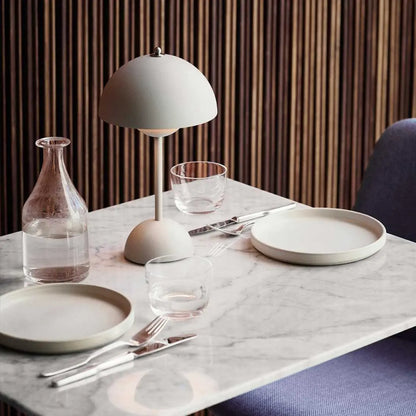 Lumière Lunaire - Lampe de Table LED pour une Ambiance Moderne - Rynova