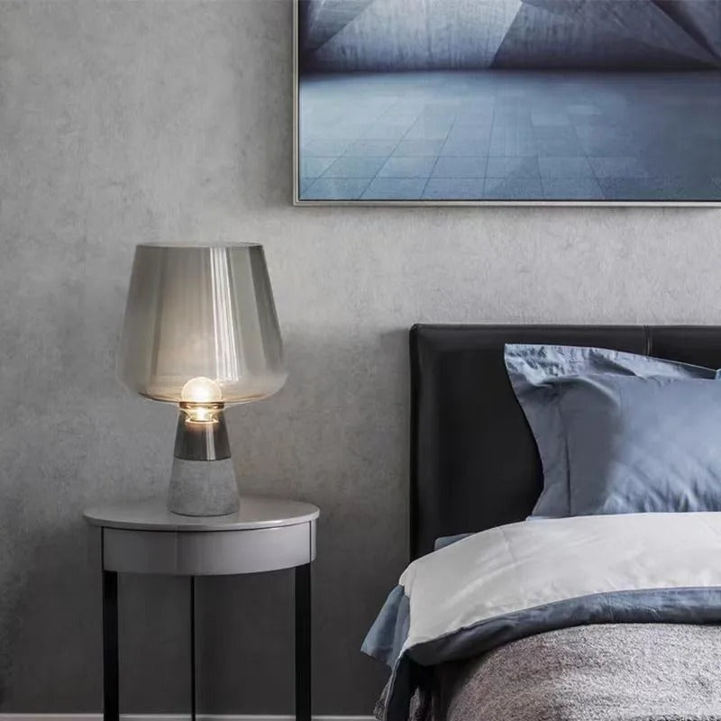 LumièreIndus - Lampe de Table en Verre Ambré et Base en Ciment - Rynova