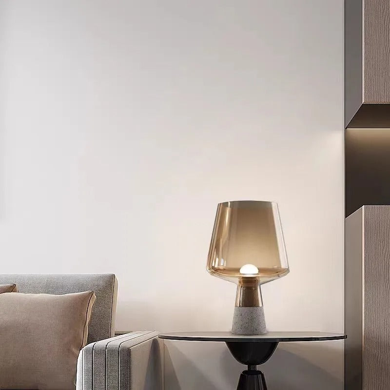 LumièreIndus - Lampe de Table en Verre Ambré et Base en Ciment - Rynova