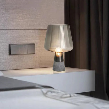 LumièreIndus - Lampe de Table en Verre Ambré et Base en Ciment - Rynova