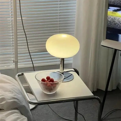 LumièreLux - Lampe de Table Moderne en Cristal Raffinée - Rynova